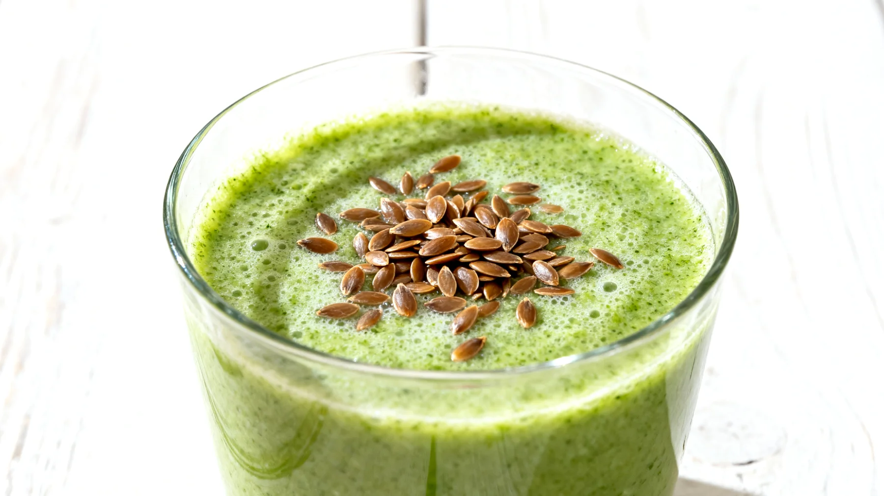 Gerstengraspulver mit Kefir und Leinsamen"