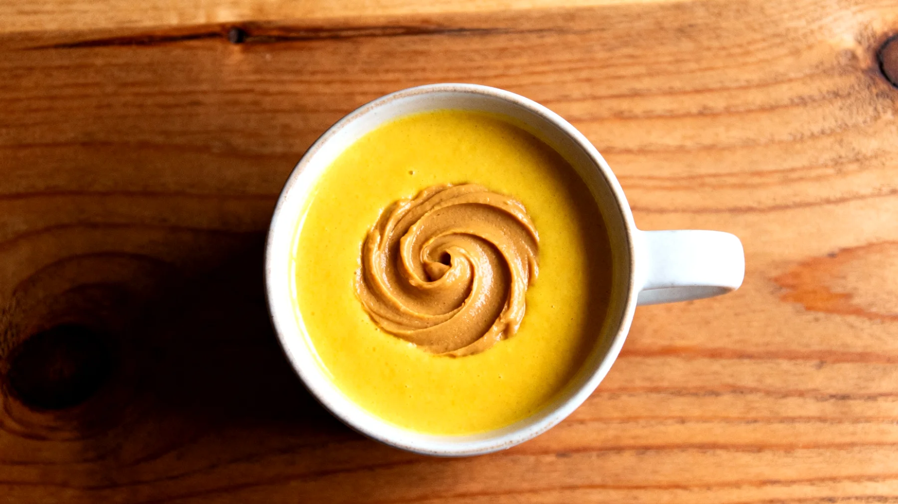 Goldene Milch mit Ashwagandha und Mandelbutter"