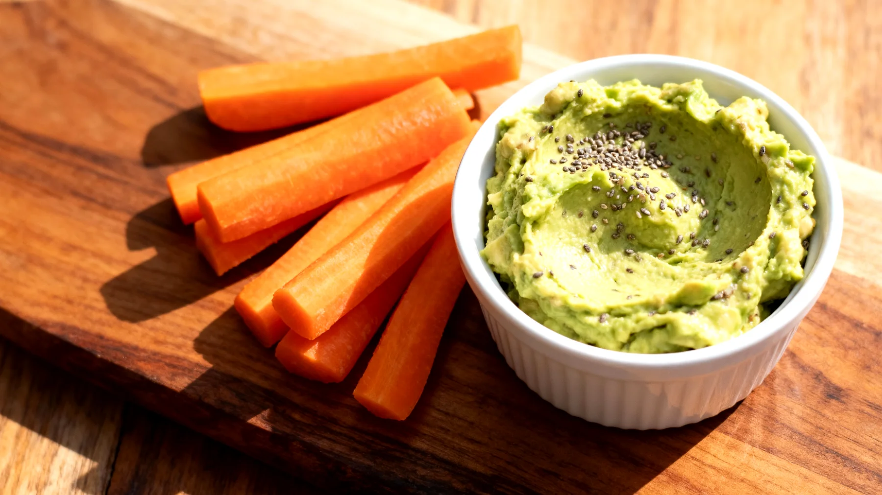 Hanfsamen-Avocado-Aufstrich mit Karotten-Sticks"