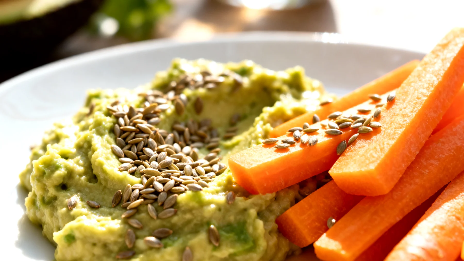 Hanfsamen mit Karottensticks und Avocado-Dip"