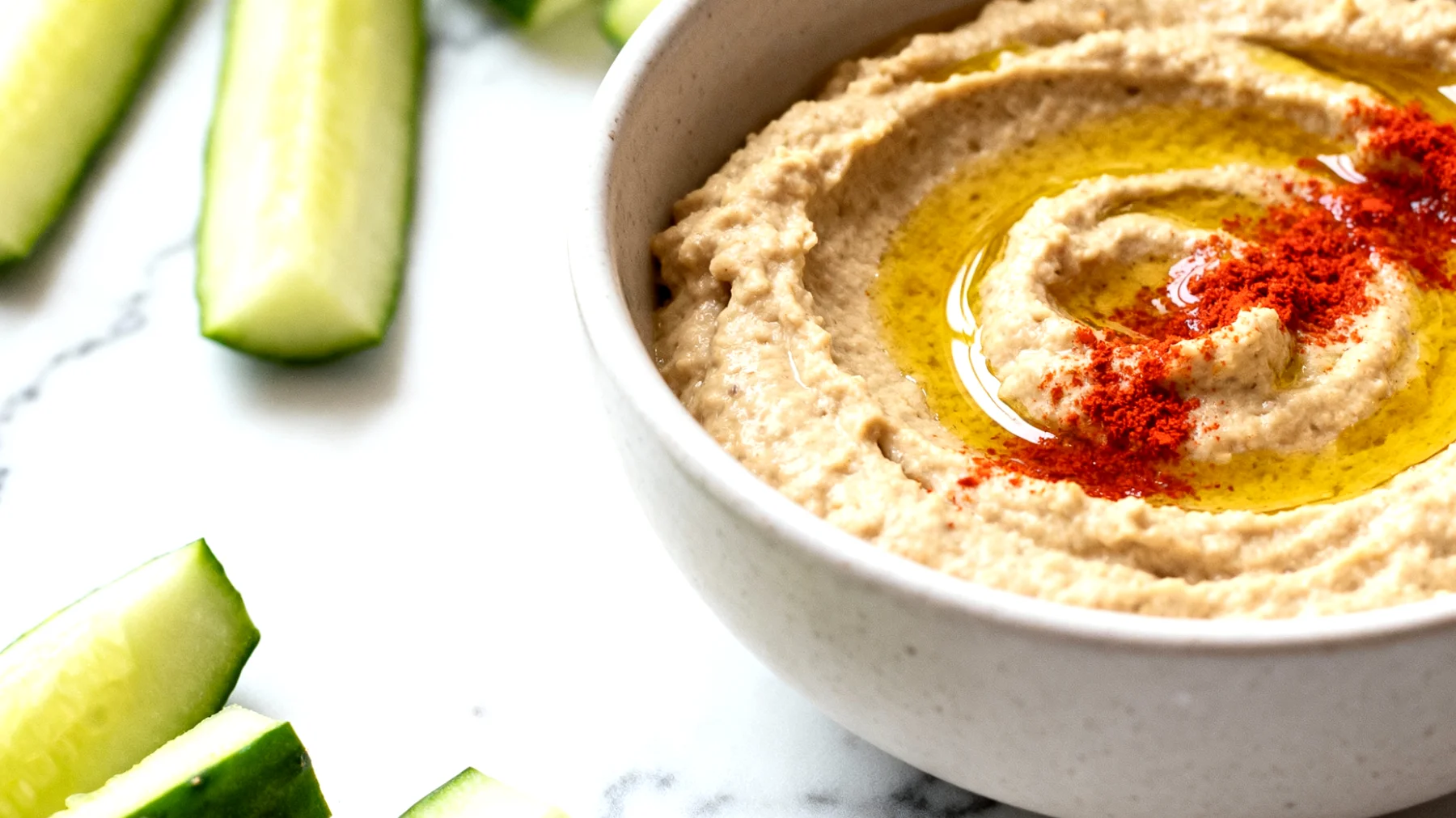 Lupinenbohnen-Hummus mit Gurkensticks"