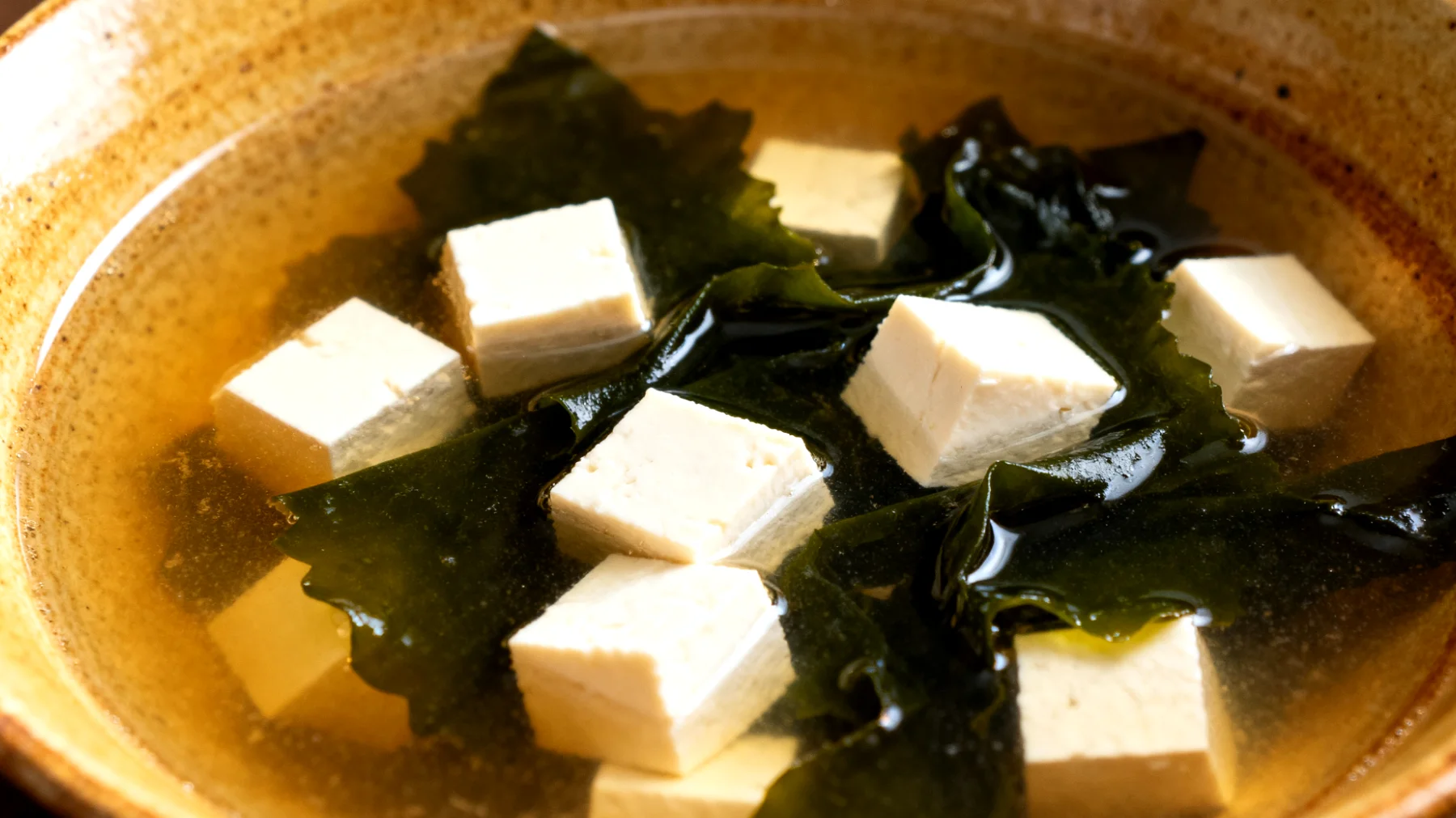 Miso-Suppe mit Wakame-Algen und Tofu"