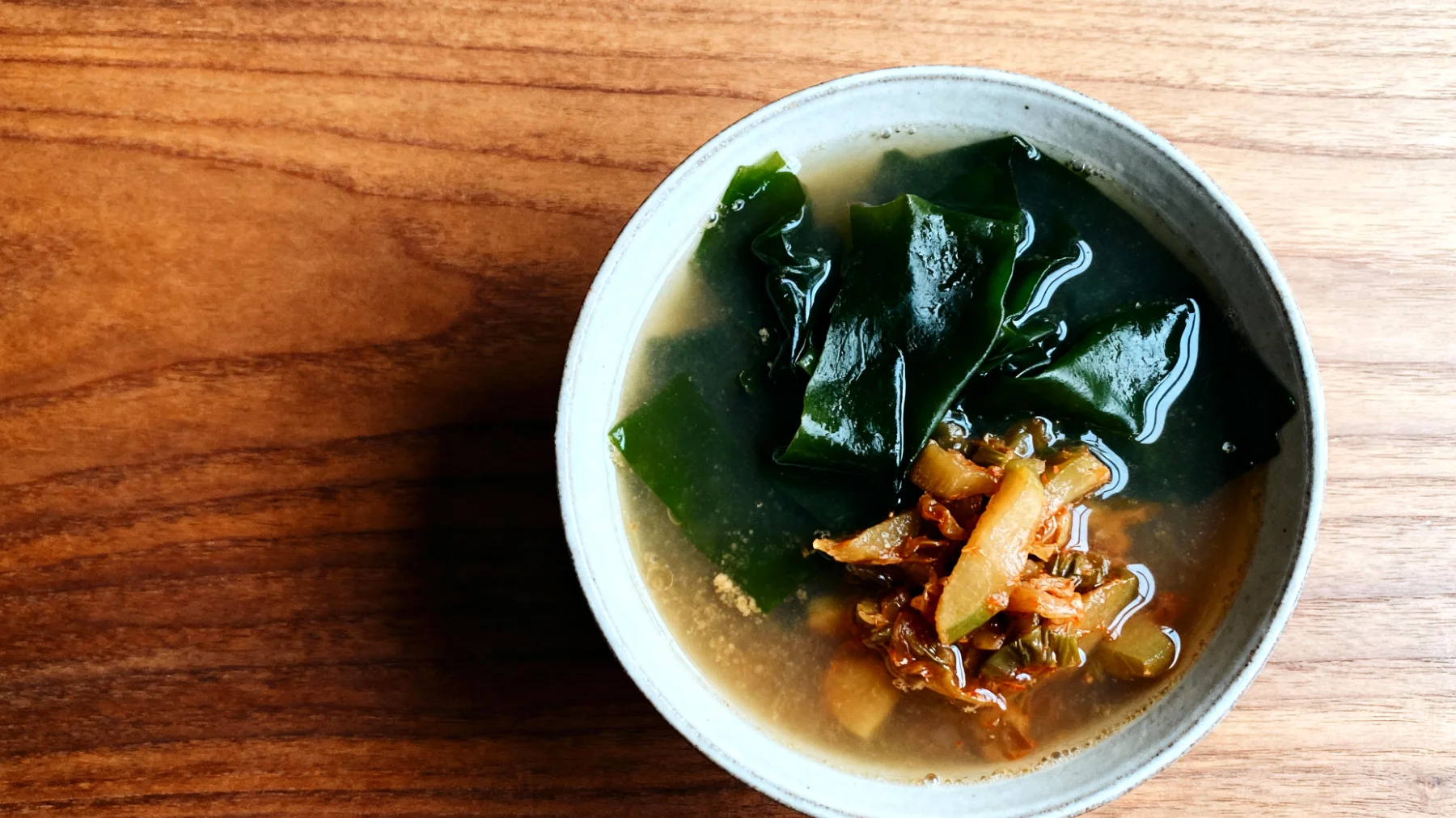 Miso-Suppe mit Wakame-Algen und fermentiertem Gemüse"