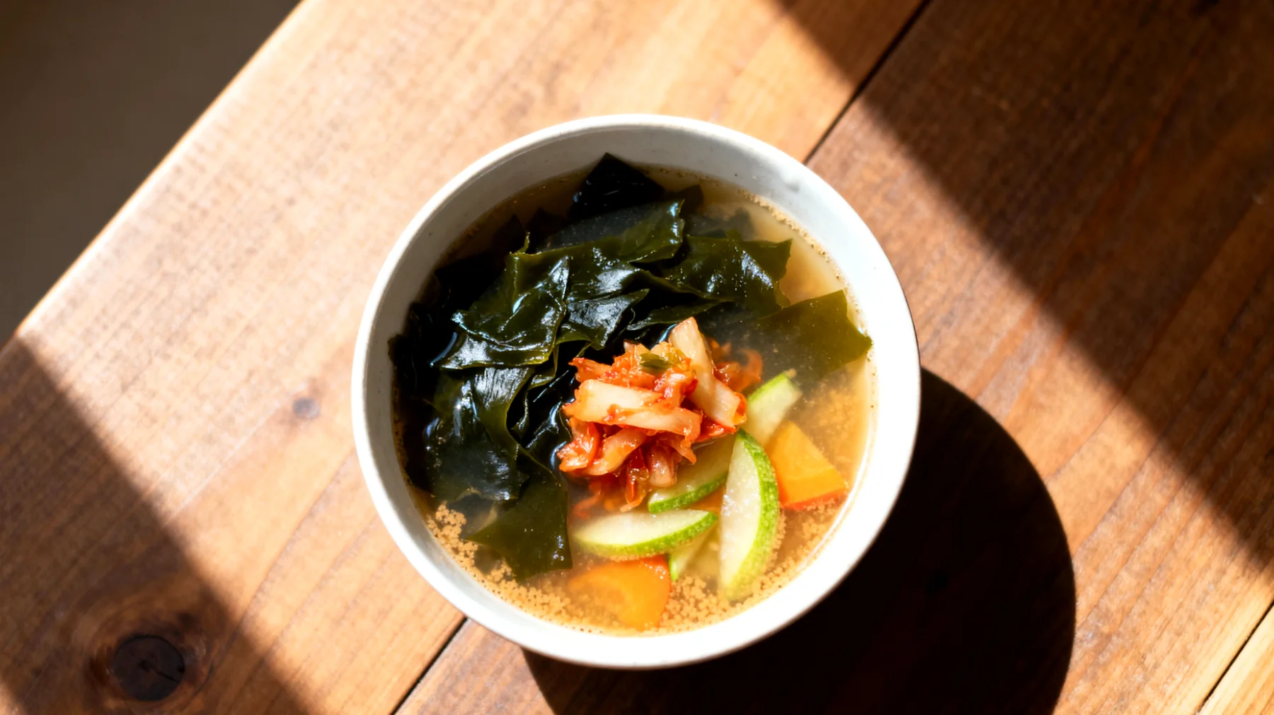 Miso-Suppe mit Wakame-Algen und fermentiertem Gemüse"