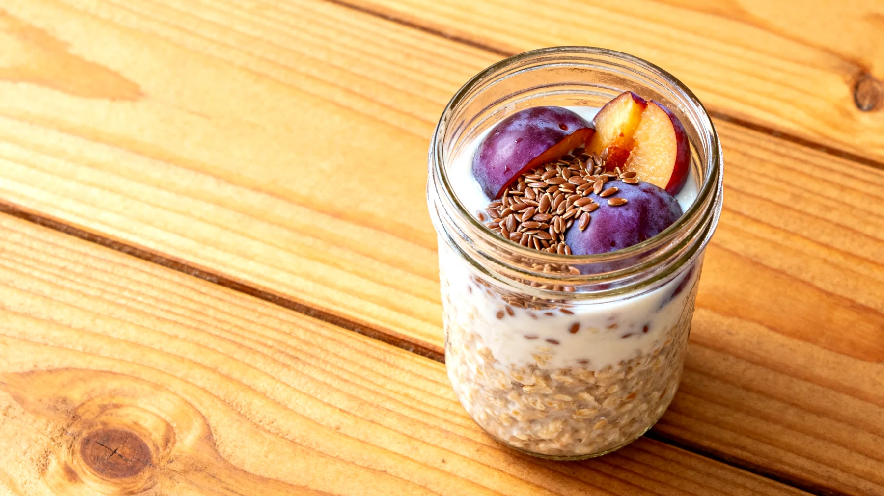 Overnight Oats mit Leinsamen, Pflaumen und Kefir"