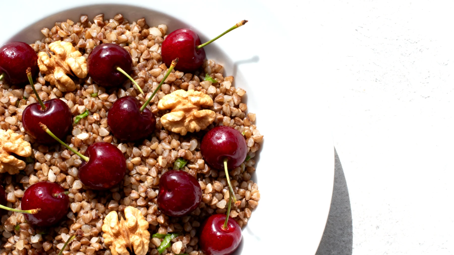 Buchweizensalat mit Sauerkirschen und Walnüssen"