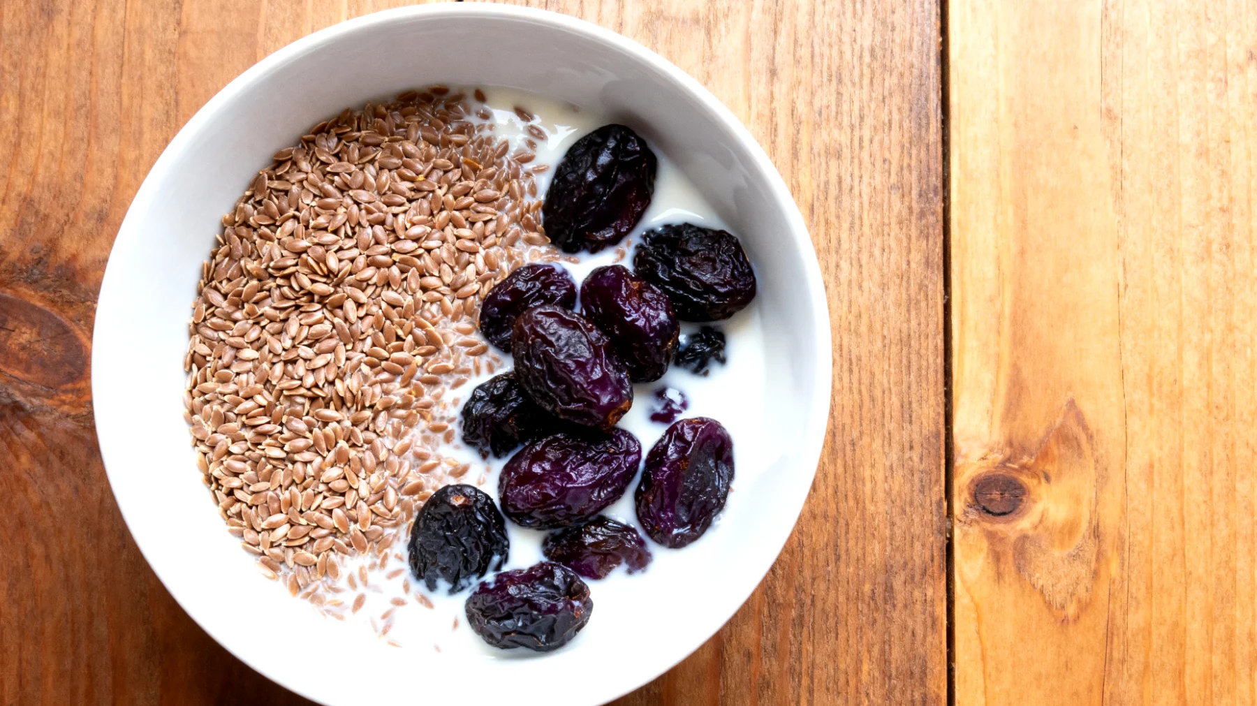 Geschrotete Leinsamen mit Kefir und eingeweichten Pflaumen"