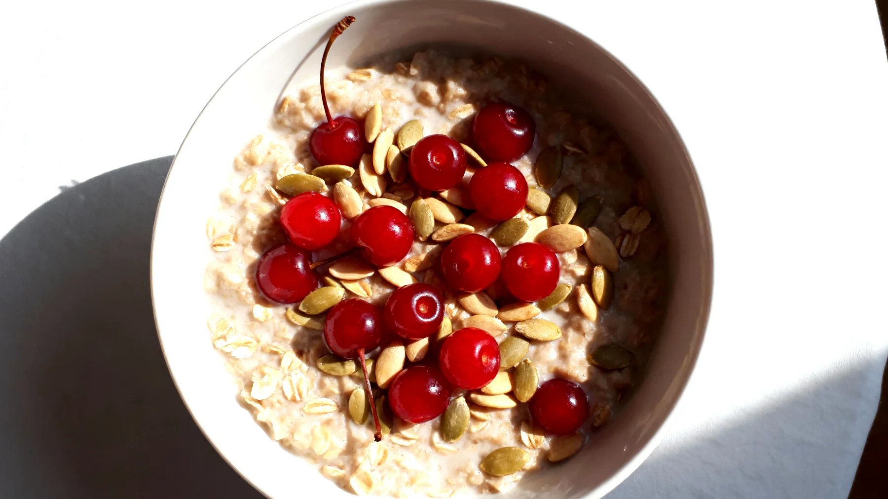 Haferporridge mit Sauerkirschen und Kürbiskernen"