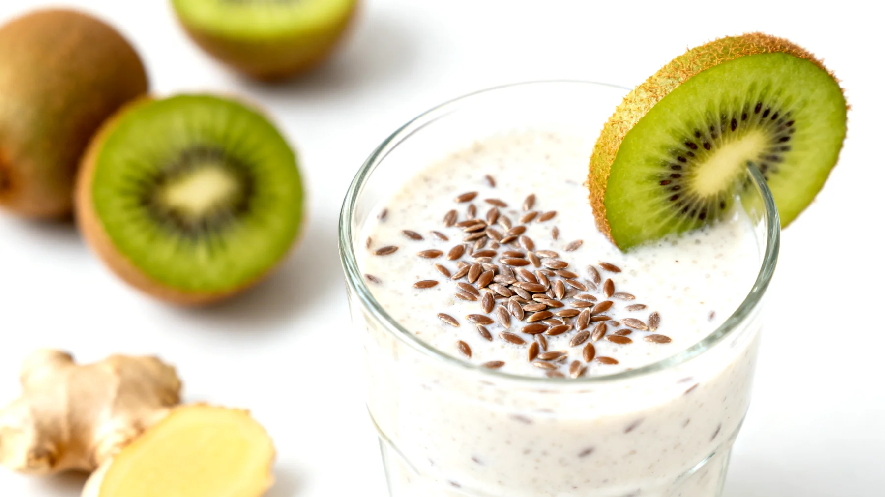 Kefir-Smoothie mit Leinsamen, Kiwi und Ingwer"