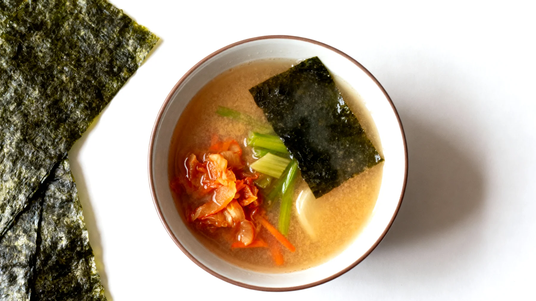 Miso-Suppe mit Wakame-Algen und fermentiertem Gemüse"