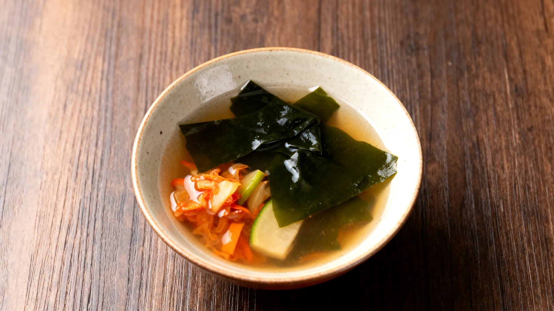Miso-Suppe mit Wakame-Algen und fermentiertem Gemüse"