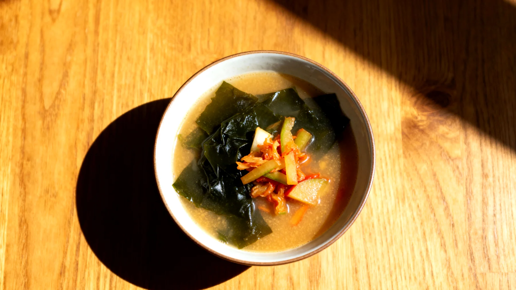 Miso-Suppe mit Wakame-Algen und fermentiertem Gemüse"